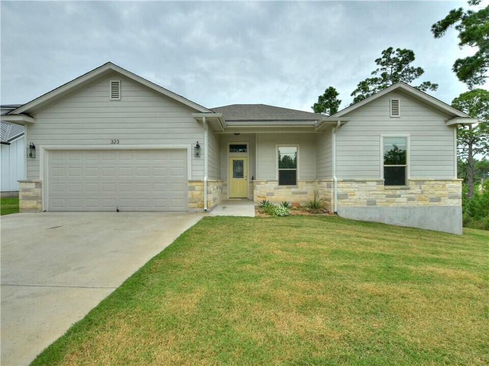 323 Kaanapali Ln in Bastrop, TX - Building Photo