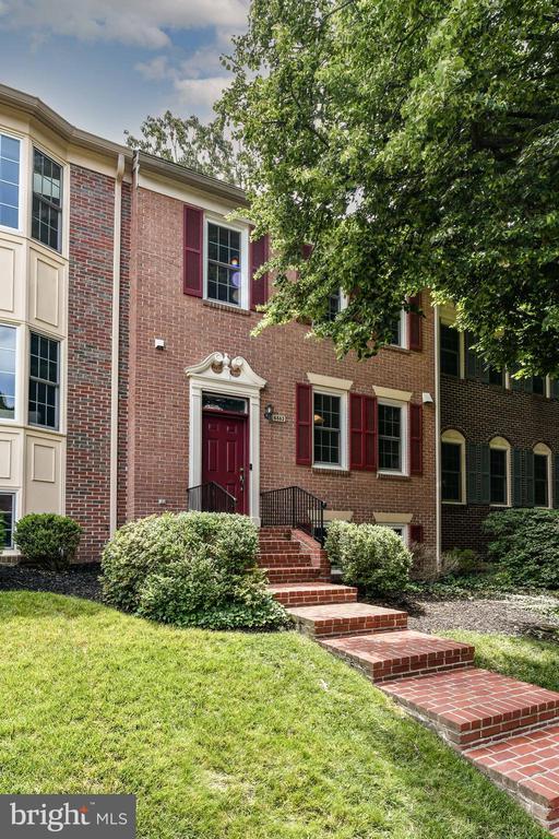 property at 6862 Williamsburg Pond Ct