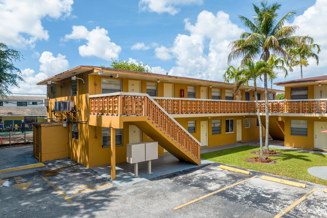 Oceanmar Apartments in Hialeah, FL - Foto de edificio