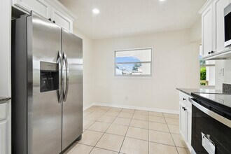 3320 W Kathleen St, Unit A in Tampa, FL - Foto de edificio - Building Photo