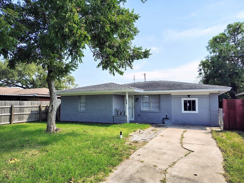 2821 1st Ave N in Texas City, TX - Building Photo