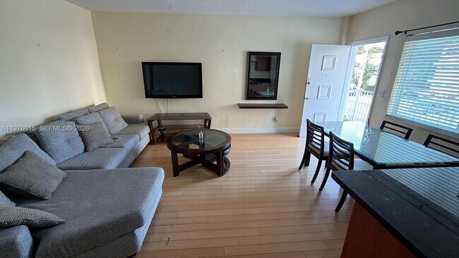 10101 W Bay Harbor Dr in Bay Harbor Islands, FL - Building Photo - Building Photo