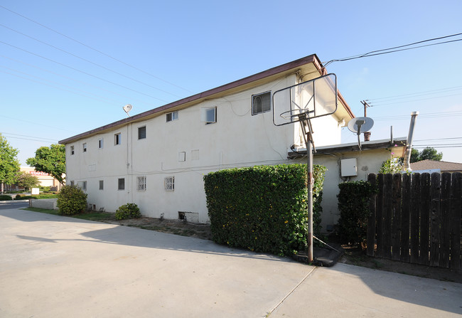 12006 Bellflower Blvd in Downey, CA - Foto de edificio - Building Photo