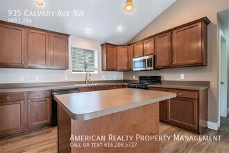 935 Calvary Ave NW in Grand Rapids, MI - Building Photo - Building Photo