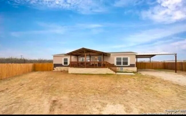 70 Gallinas Crk Rd in Pleasanton, TX - Foto de edificio - Building Photo