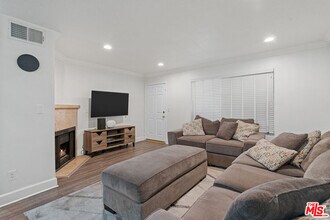 7035 Woodley Ave in Los Angeles, CA - Building Photo - Building Photo