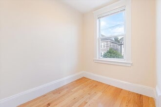 52 Roslyn St, Unit 2 in Salem, MA - Building Photo - Building Photo