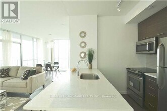 66 Forest Manor Rd in Toronto, ON - Building Photo - Building Photo