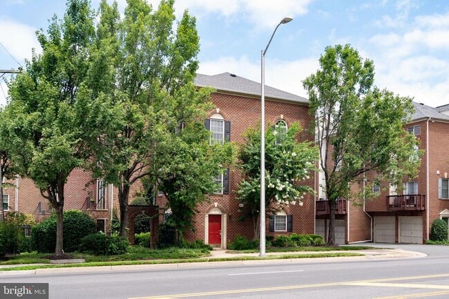 2400 N Greenbrier Ct in Arlington, VA - Building Photo - Building Photo