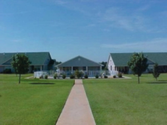 Redbud Senior Apartments in Oklahoma City, OK - Foto de edificio - Building Photo