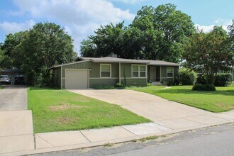 115 Larkwood Dr in San Antonio, TX - Building Photo - Building Photo