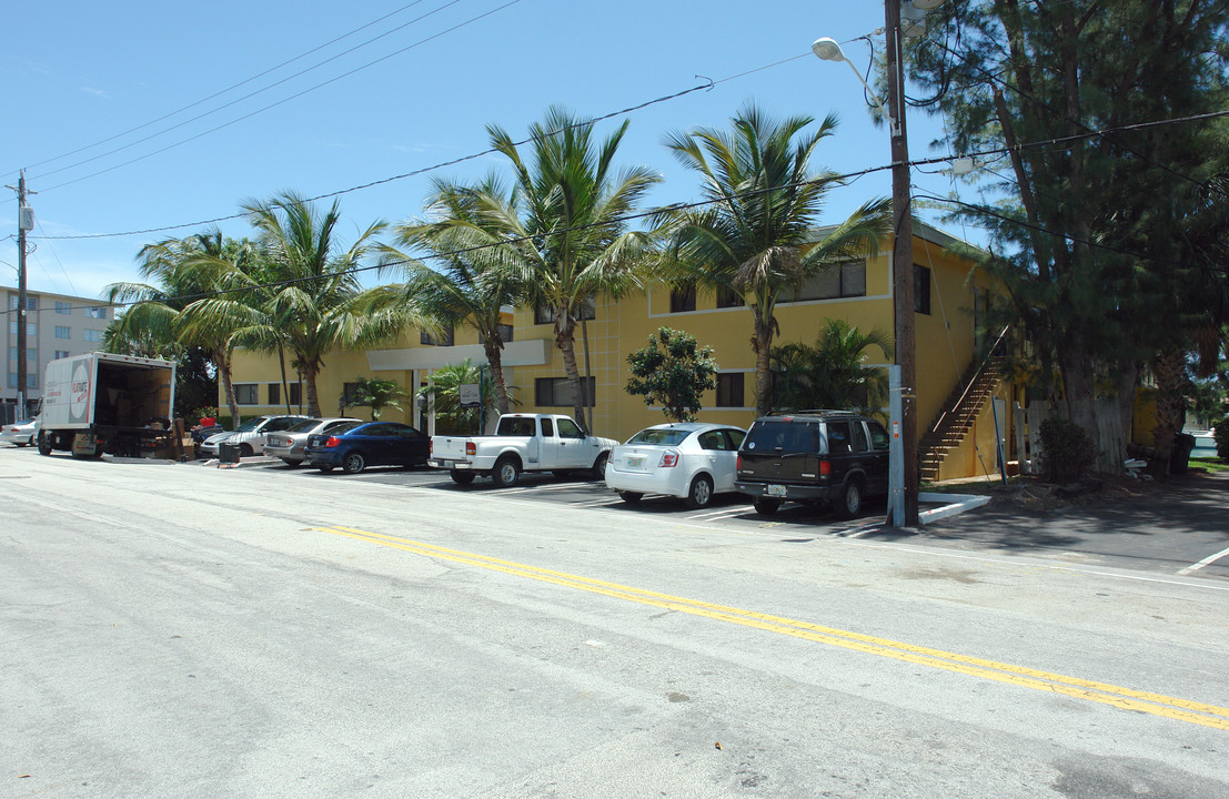 9221 E Bay Harbor Dr in Miami Beach, FL - Foto de edificio