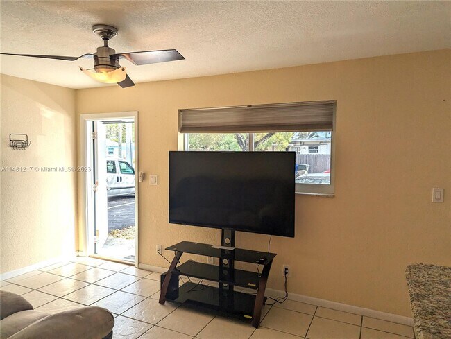 300 SW 20th St-Unit -2 in Fort Lauderdale, FL - Building Photo - Building Photo