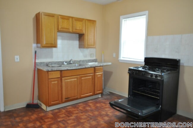 105 Draper St, Unit 2 in Boston, MA - Foto de edificio - Building Photo
