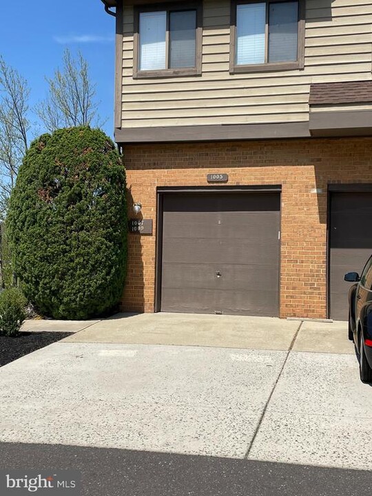 1005 Augusta Cir in Mount Laurel, NJ - Building Photo