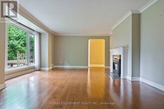 330 Poplar Dr in Oakville, ON - Building Photo - Building Photo