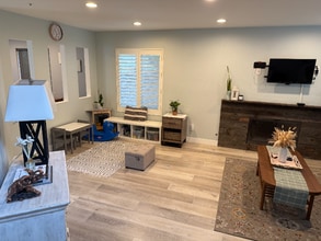 406 E Center St in Anaheim, CA - Foto de edificio - Building Photo