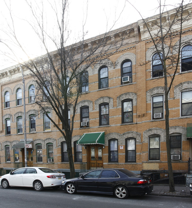 808 Seneca Ave in Ridgewood, NY - Building Photo