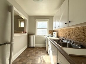 2 Bed Plus Den - 96 E Ave S in Hamilton, ON - Building Photo - Building Photo