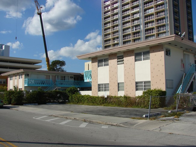 1705 Van Buren St in Hollywood, FL - Building Photo - Building Photo