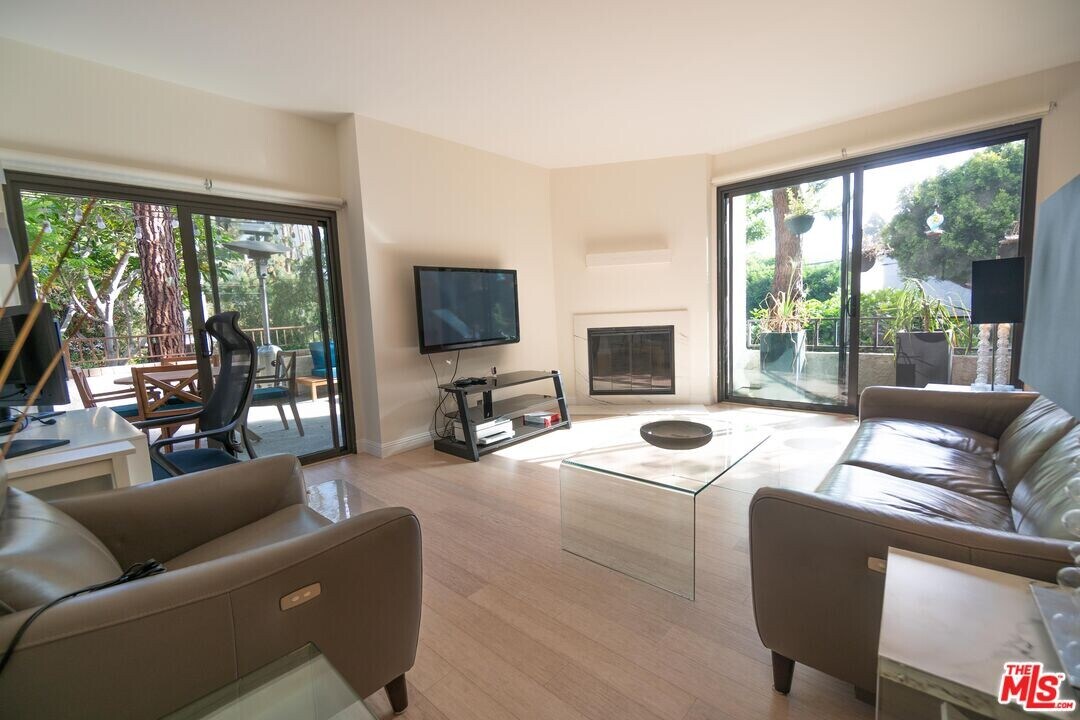 8110 Manitoba St in Los Angeles, CA - Building Photo