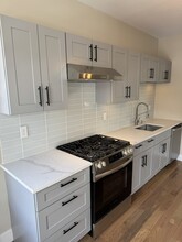 527 E Main St, Unit Newly Renovated—Lrg 3Brdm in Bridgeport, CT - Building Photo - Building Photo
