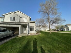 2103 Parkway Ave in Shakopee, MN - Building Photo