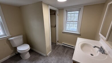 8 Hanson St in Dover, NH - Building Photo - Building Photo