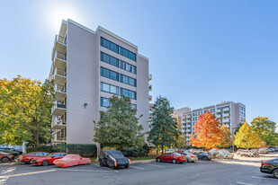 Chatham Condominiums in Arlington, VA - Foto de edificio - Building Photo