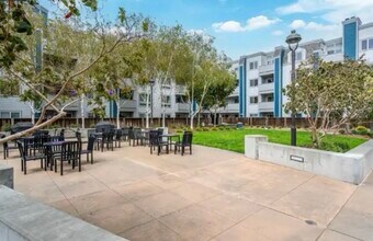 6400 Christie Ave, Unit Penthouse top flr in Emeryville, CA - Building Photo - Building Photo