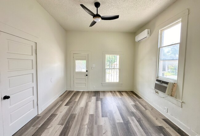 1121 Essex St, Unit 1 in San Antonio, TX - Foto de edificio - Building Photo