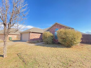 812 Liberty Mesa Ct in Yukon, OK - Building Photo - Building Photo