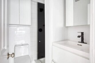 17 Christopher St, Unit 1 in New York, NY - Building Photo - Building Photo