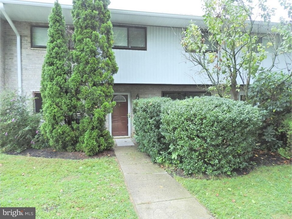 1518 Manley Rd in West Chester, PA - Building Photo