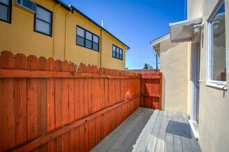 2256 S Carmelina Ave, Unit #5 in Los Angeles, CA - Foto de edificio - Building Photo