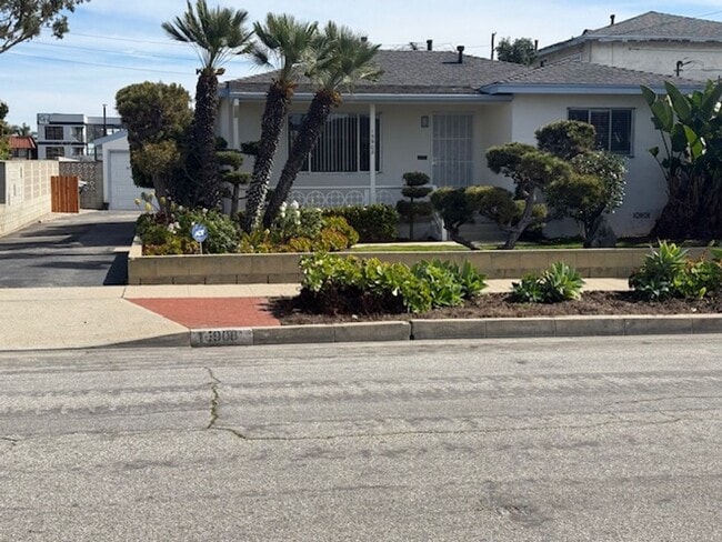 property at 15906 S Manhattan Pl