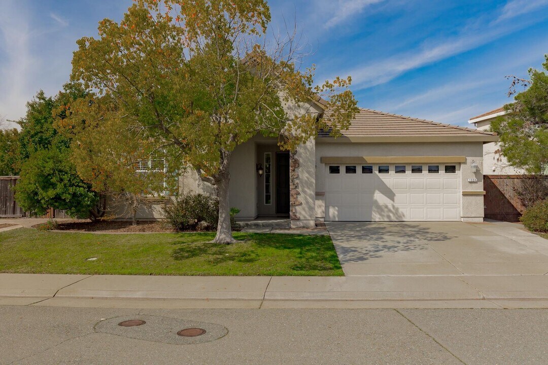 1324 Standish Cir in Lincoln, CA - Building Photo