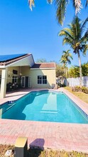 1064 Cedar Falls Dr in Weston, FL - Building Photo - Building Photo