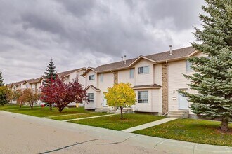 Kelloway Crescent Townhomes in Red Deer, AB - Building Photo - Building Photo