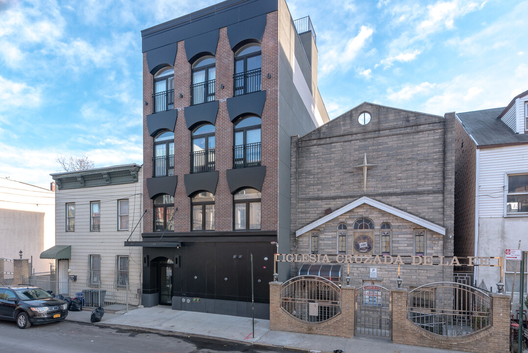 54 Troutman St in Brooklyn, NY - Foto de edificio