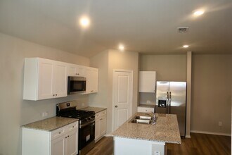 5552 Rollins Dr in Krum, TX - Foto de edificio - Building Photo