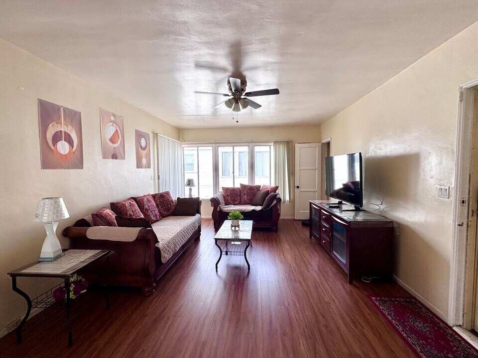 8211 Crenshaw Dr in Inglewood, CA - Building Photo