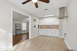 3285 Ozark St in Baton Rouge, LA - Building Photo - Building Photo
