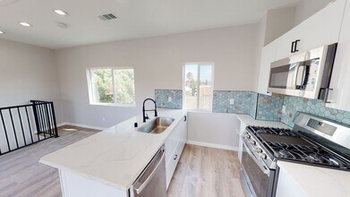 5667-5669 Mary Ln Dr in San Diego, CA - Foto de edificio - Building Photo