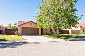 4034 E Ave R in Palmdale, CA - Foto de edificio - Building Photo