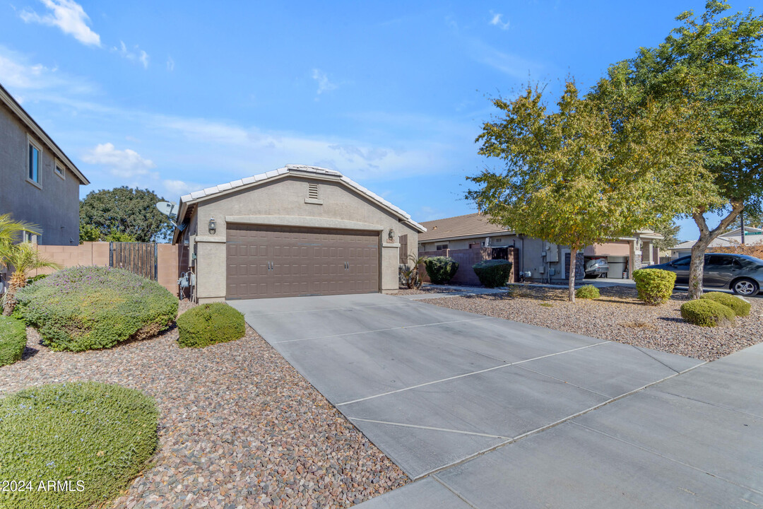 2250 E Hazeltine Way in Gilbert, AZ - Building Photo