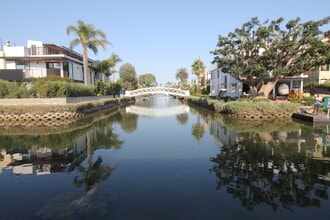2010 Pacific Ave, Unit #4 in Venice, CA - Foto de edificio - Building Photo