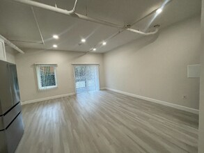 2341 Ulric St, Unit B-13 in San Diego, CA - Foto de edificio - Building Photo