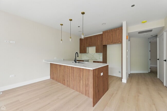 3045 W Irving Park Rd in Chicago, IL - Building Photo - Building Photo