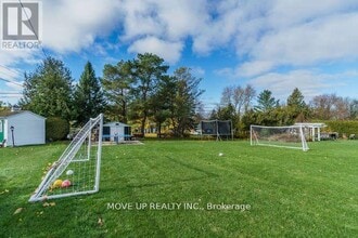 34 Hamilton Dr in Newmarket, ON - Building Photo - Building Photo